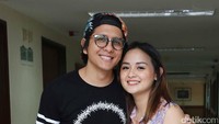 Mereka terlihat sangat bahagia dengan putri kecilnya itu. Pool/Ismail/detikFoto.