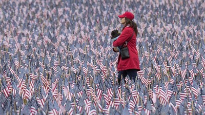 Kenang Korban Perang, Taman Boston Dihiasi 37 Ribu Bendera