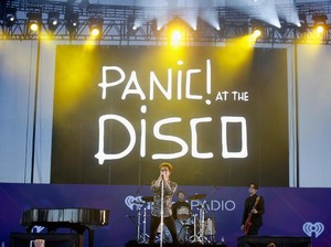 Panic! At The Disco Pecat Gitarisnya