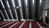 Masjid Darussalam ini teletak persis di belakang UOB Tower Thamrin, Jakarta Pusat dan berseberangan dengan Pusat Perbelanjaan Modern Grand Indonesia yang didesain geometri segitiga sama sisi.