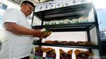 Serunya Belanja Sembako Murah di Halte TransJakarta