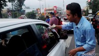 Mereka juga sempat memberikan bunga dalam rangka memperingati hari lahirnya Pancasila.