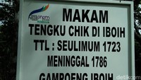 Papan penanda makam Tengku Chik Di Iboih ini berada di depan bangunan makam (Bonauli/detikTravel)