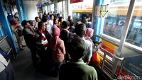Halte TransJakarta Kampung Melayu mulai ramai oleh calon penumpang.