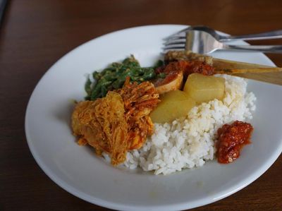 Buka Puasa di Bali, Silakan Coba Nasi Campur Ini