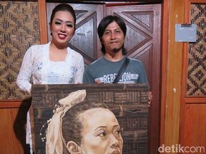 Di Balik Filosofi Wawan Geni Melukis dengan Teknik Bara Api