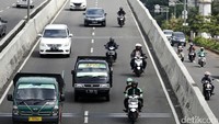 Meski sudah berulangkali diingatkan masih ada pemotor yang melintas JLNT Kasablanka.