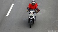 Aksi pemotor melintas di JLNT Kasablanka