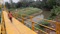 Sebelumnya, selain menggunakan jembatan tua itu sebagai akses jalan, masyarakat di wilayah tersebut harus melalui Komplek Rindam untuk menuju Jalan Condet Raya maupun kawasan Pasar Rebo.