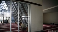 Akhirnya, perusahaan tersebut mendapatkan izin dari Menteri Agama untuk menukar lokasi masjid ke tanah yang lebih luas di Jalan Kota Bumi Ujung, tak jauh dari lokasi semula.
