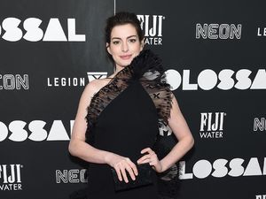 Foto: 15 Pesona Gaun Malam Anne Hathaway di Red Carpet