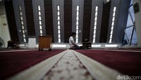 Sang arsitektur yang kini menjabat menjadi Wali Kota Bandung, Ridwan Kamil memang sengaja merancang masjid unik ini pada tahun 2012 bersama urbane.