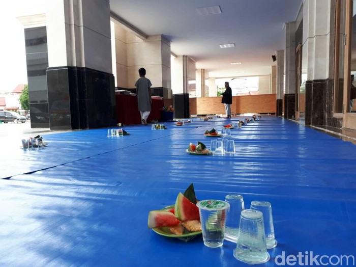 Masjid Abu Darda Pekanbaru: Takjil, Makan Malam, dan 700 Santri