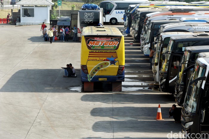 Pemprov DKI Jakarta menyiapkan terminal Pulogebang sebagai pusat pemberangkatan pemudik. Begini suasana terminal jelang arus mudik.