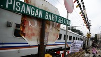 Kereta api melintas di perlintasan Pisangan Baru Selatan, Matraman, Jakarta, Selasa (30/5/2017).