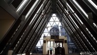 Masjid Jami Darussalam awalnya berada di atas tanah wakaf di Jalan Kotabumi, sekitar 50 meter di belakang Plaza UOB. Namun, masjid tersebut sempat terkepung oleh tanah milik PT Putra Gaya Wahana dan masuk dalam peta proyek pembangunan.