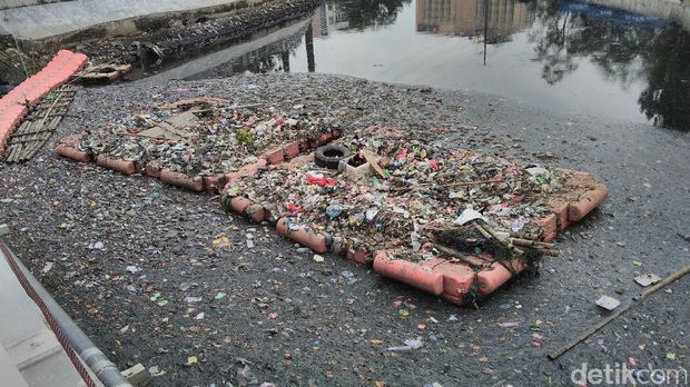 Tiap hari sampah-sampah dibersihkan oleh petugas kebersihan. Sampah itu kemudian dikonsenstrasikan di pinggiran kali dan diangkut dengan truk ke TPS.