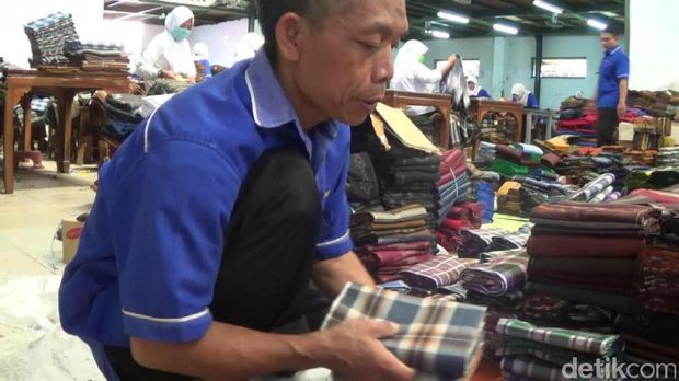 Pesanan Sarung Khas Tegalan Naik Dua Kali Lipat