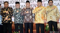 (Ki-ka) Ketua MK Arief Hidayat, Ketua KY Aidul Fitriciada Azhari, Ketua MPR Zulkifli Hasan, Ketua DKPP Jimly Asshiddiqie, dan Ketua DPD Oesman Sapta Odang hadir dalam konferensi yang digelar di gedung Nusantara IV kompleks MPR/DPR, Senayan, Jakarta, Rabu (31/5/2017). 