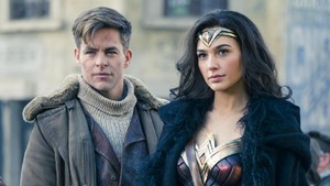 Gal gadot tampak gagah memakai baju Wonder Woman. Foto: Dok. Warner Bros. Pictures
