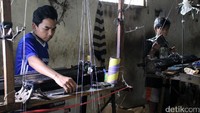 Para pekerja tengah mengerjakan pembuatan peci di Kampung Somong, Desa Cintakarya, Samarang Garut. Hakim Ghani/detikcom.