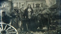 Sebuah foto memoir dari masa perang dunia dimana ia bertemu dengan Steve Taylor (Chris Pine) dan rekannya. (Dok. Warner Bros. Pictures)