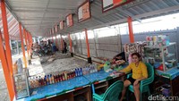 Berbagai jenis minuman dijajakan di kios yang berada di Terminal Kampung Rambutan.