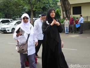 Istri Ustad Al Habsyi Tersenyum Jalani Pemeriksaan Dugaan Perampasan di Polda