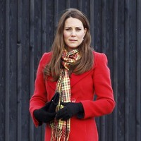 Coatdress dipadu legging yang stylish. Foto: Getty Images