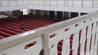 Desain masjid terbilang unik dan tidak lazim yakni dengan mengadopsi gaya arsitektur lokal, tropis dan Timur Tengah.