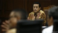 Handang Soekarno didakwa menerima uang sebesar USD 148.500 atau setara Rp 1,9 miliar. Penerimaan uang itu berkaitan dengan jabatan Handang selaku Kasubdit Bukti Permulaan Direktorat Penegakan Hukum Ditjen Pajak terkait pengurusan pajak PT EK Prima (EKP) Ekspor Indonesia.