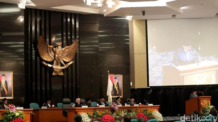 Pengunduran diri Basuki Tjahaja Purnama (Ahok) dari posisi Gubernur DKI Jakarta diumumkan di rapat paripurna istimewa DPRD DKI.