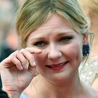 Kirsten Dunst memiliki gingsul di kedua gigi taringnya. Gigi yang tidak rata justru membuat senyumnya makin manis. Foto: Getty Images