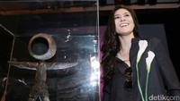 Namun Wulan Guritno justru tersenyum manis kala berpose bersama boneka Jailangkung di depan kamera. Pool/Ismail/detikFoto.