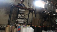 Hasil produksi pabrik milik Soleh ini tak hanya peci polos saja, tapi juga peci beraneka motif dan warna juga berbagai ukuran yang diproduksi sesuai kebutuhan pasar. Hakim Ghani/detikcom.
