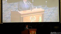 Surat dari Ahok dibacakan oleh Sekretaris DPRD DKI, M Yuliardi saat rapat paripurna di Gedung DPRD DKI, Jalan Kebon Sirih, Jakarta Pusat, Rabu (31/5/2017).