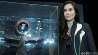 Wulan tampil dalam balutan kemeja hitam bermotif bunga dan pulasan makeup flawless. Pool/Ismail/detikFoto.