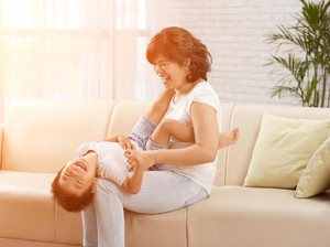 Tertawa Saat Digelitiki Belum Tentu Tanda Anak Senang Lho