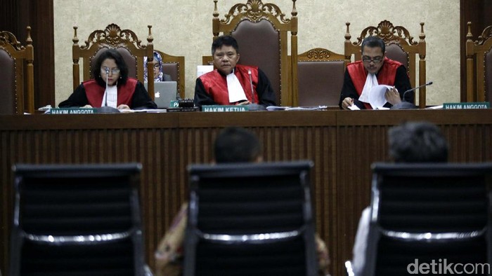 Direktur Jenderal Pajak Ken Dwijugiasteadi menjadi saksi dalam sidang pengurusan pajak PT EK Prima. Ia mengaku pernah bertemu adik ipar Presiden Jokowi, Arif Budi Sulistyo.