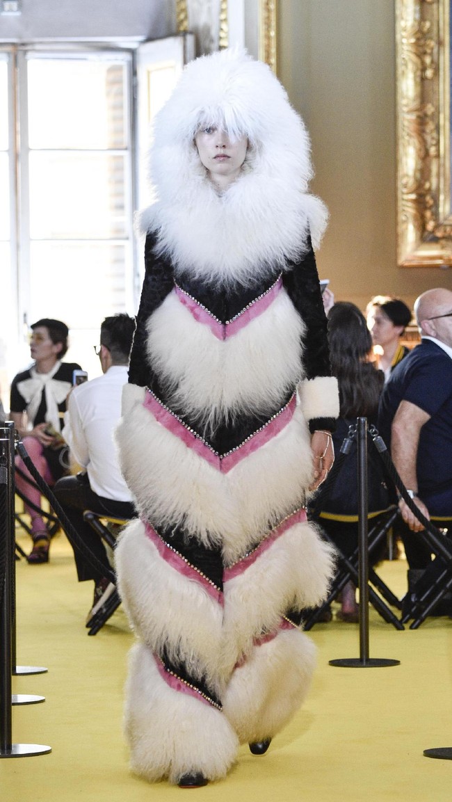 A model walks the runway at the Gucci Cruise 2018 show at Palazzo Pitti on May 29, 2017 in Florence, Italy.  (Photo by Pietro DAprano/Getty Images)