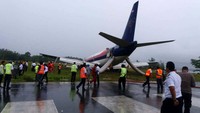 Pesawat tersebut diketahui terbang dari Sorong menuju Manokwari. Saat kejadian, kondisi runway bandara Rendani dalam keadaan basah akibat diguyur hujan. Peristiwa ini juga membuat bandar Rendani ditutup sementara. Pool/Alvin Lie.