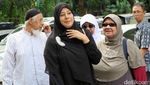 Serba Hitam, Putri Aisyah Aminah Sambangi Polda Metro Jaya