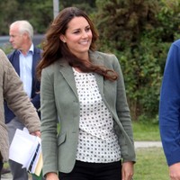 Blazer kembali jadi andalan Kate Middleton untuk tampil smart casual. Foto: Getty Images