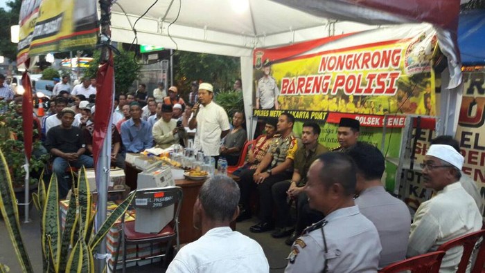 Nongkrong Bareng Polisi di Pos Pantau Saat Ramadan