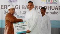 Direktur Utama PLN Sofyan Basir juga menyerahkan bantuan untuk masjid. Pool/PLN.
