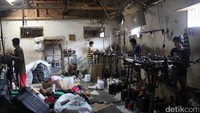 Suasana produksi peci di Garut, Jawa Barat. Hakim Ghani/detikcom.