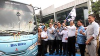 Menteri Perhubunigan RI Budi Karya Sumadi mengangkat bendera pertanda diresmikannya bus Big Bird yang akan digunakan untuk program Jabodetabek Airport Connexion didampingi Sigit PD Direktur PT Blue Bird Tbk (kedua kanan), Selasa 30 Mei 2017. Pool/Blue Bird.