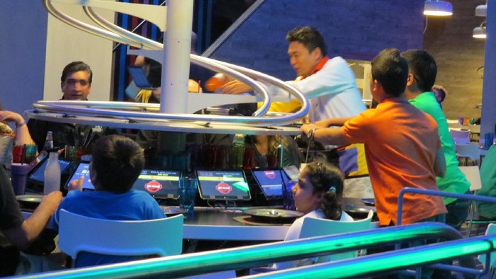 Restoran Canggih di Abu Dhabi, Pelayannya Roller Coaster