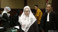 Ratu Atut meninggalkan ruang sidang.