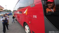 Bus-bus diperiksa kelayakan jalannya oleh petugas Dishub.